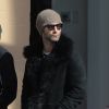 Adam Levine (Maroon 5) se promène avec un ami dans les rues de New York, le 13 mars 2017