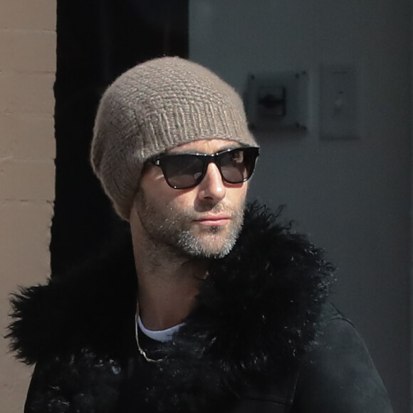 Adam Levine (Maroon 5) se promène avec un ami dans les rues de New York, le 13 mars 2017