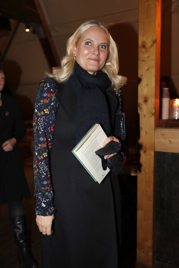 La princesse Mette-Marit de Norvège le 20 novembre 2017 à Oslo lors d'un événement pour le centenaire de la parution de L'Éveil de la glèbe (Markens grode, en VO), ouvrage qui valut à son auteur Knut Hamsun le Nobel de littérature 1920.