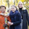 La princesse Mette-Marit et la reine Sonja de Norvège avec la princesse Ingrid Alexandra dans le parc du palais royal à Oslo le 19 octobre 2017 pour l'inauguration de deux sculptures.