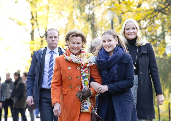 La princesse Mette-Marit et la reine Sonja de Norvège avec la princesse Ingrid Alexandra dans le parc du palais royal à Oslo le 19 octobre 2017 pour l'inauguration de deux sculptures.