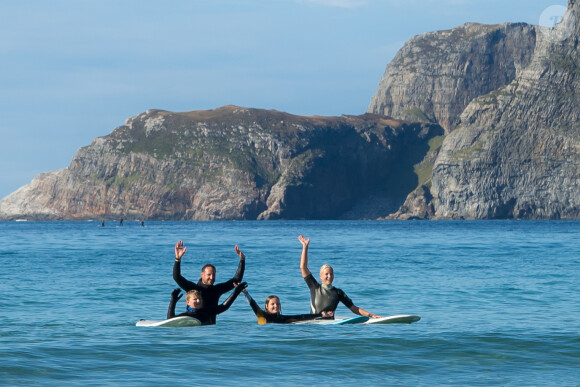 La princesse Mette-Marit et le prince Haakon de Norvège avec leurs enfants le prince Sverre Magnus et la princesse Ingrid Isabella lors d'une session surf à Hoddevik, octobre 2017. © Fjordlapse Photography / Cour royale de Suède