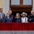 Le prince Haakon, la princesse Mette-Marit de Norvège, la princesse Ingrid Alexandra, le prince Sverre Magnus, la reine Sonja et le roi Harald au balcon lors de la Fête Nationale norvégienne à la résidence Skaugum à Oslo, le 17 mai 2017.17/05/2017 - Oslo