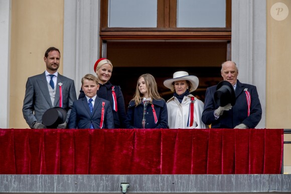 Le prince Haakon, la princesse Mette-Marit de Norvège, la princesse Ingrid Alexandra, le prince Sverre Magnus, la reine Sonja et le roi Harald au balcon lors de la Fête Nationale norvégienne à la résidence Skaugum à Oslo, le 17 mai 2017.17/05/2017 - Oslo