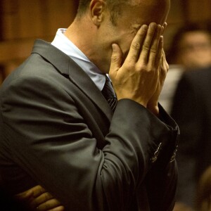 Oscar Pistorius dans la salle d'audience du tribunal de Pretoria en Afrique du sud, le 15 février 2013.