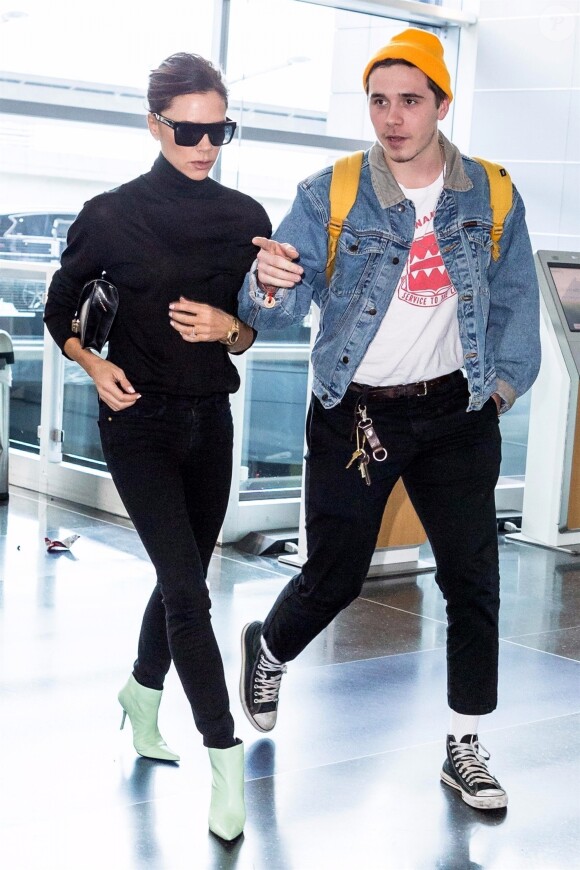 Victoria Beckham et son fils Brooklyn Beckham arrivent à l'aéroport de New York. Le 13 octobre 2017.