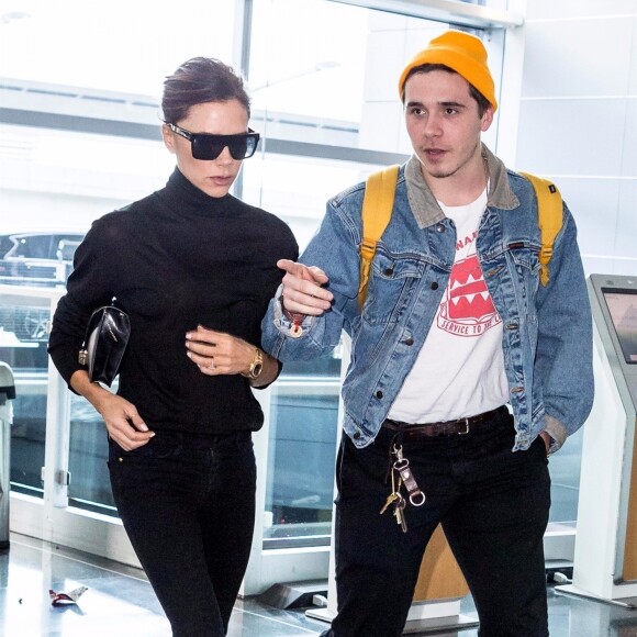 Victoria Beckham et son fils Brooklyn Beckham arrivent à l'aéroport de New York. Le 13 octobre 2017.