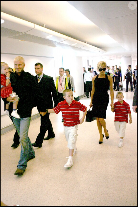 David, Victoria Beckham et leurs trois garçons Cruz, Brooklyn et Romeo se rendent à Los Angeles. Juillet 2007.