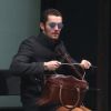 Exclusif - Louis Sarkozy consulte son ordinateur sur un banc à New York le 3 novembre 2017.