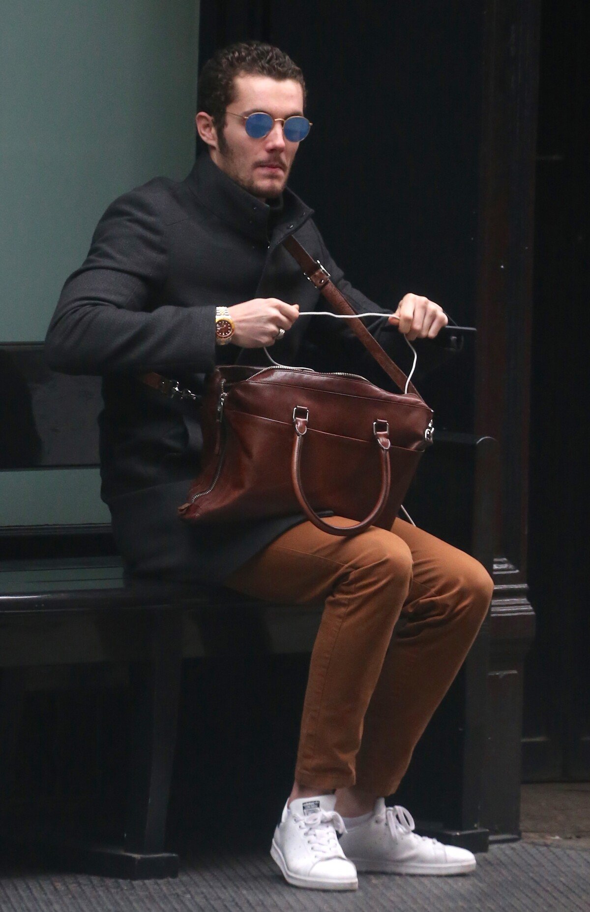 Photo : Exclusif - Louis Sarkozy consulte son ordinateur sur un banc à Photo : Exclusif - Louis Sarkozy consulte son ordinateur sur un banc à