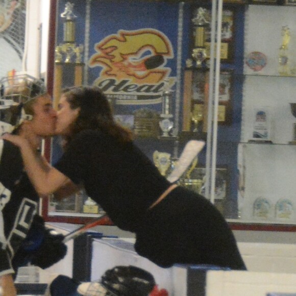 Exclusif - Selena Gomez et Justin Bieber s'embrassent dans une salle de sport à Los Angeles, le 16 novembre 2017.