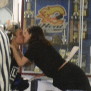 Exclusif - Selena Gomez et Justin Bieber s'embrassent dans une salle de sport à Los Angeles, le 16 novembre 2017.