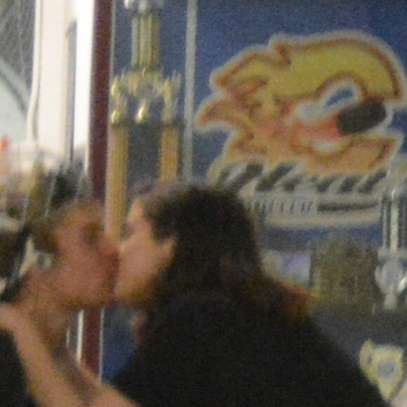 Exclusif - Selena Gomez et Justin Bieber s'embrassent dans une salle de sport à Los Angeles, le 16 novembre 2017.