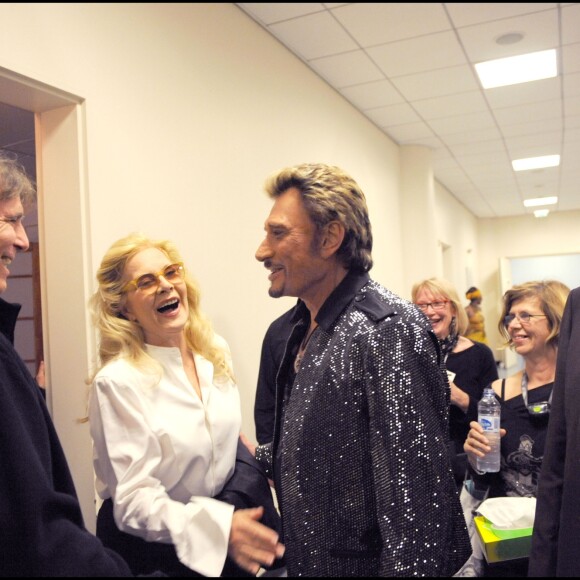 Exclusif - Tony Scotti, Sylvie Vartan, Johnny Hallyday, Jean-Claude Camus dans les coulisses du Stade de France le 31 mai 2009