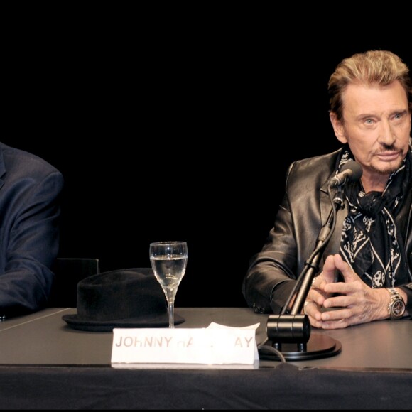 Johnny Hallyday entouré de Jean-Claude Camus pour l'inauguration du nouveau Zénith de Saint-Etienne le 6 octobre 2008