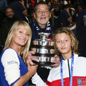 Jean-Claude Camus, Isabelle Camus (femme de Yannick Noah) et Joalukas Noah - L'équipe de France de tennis célèbre sa victoire contre l'équipe de tennis Belgique lors de Finale de la coupe Davis au Stade Pierre Mauroy à Villeneuve d'Ascq, France, le 26 novembre 2017. La France remporte sa 10ème coupe Davis de son histoire. © Perusseau-Veeren/Bestimage