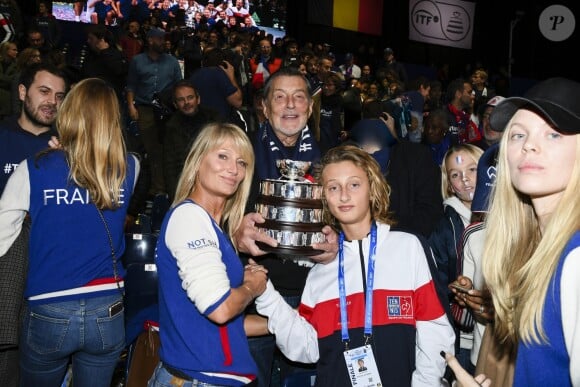Jean Claude Camus, Isabelle Camus (femme de Yannick Noah) et Joalukas Noah - L'équipe de France de tennis célèbre sa victoire contre l'équipe de tennis Belgique lors de Finale de la coupe Davis au Stade Pierre Mauroy à Villeneuve d'Ascq, France, le 26 novembre 2017. La France remporte sa 10ème coupe Davis de son histoire. © Perusseau-Veeren/Bestimage