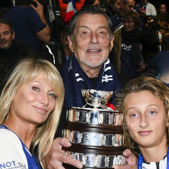 Jean Claude Camus , Isabelle Camus (femme de Yannick Noah) et Joalukas Noah - L'équipe de France de tennis célèbre sa victoire contre l'équipe de tennis Belgique lors de Finale de la coupe Davis au Stade Pierre Mauroy à Villeneuve d'Ascq, France, le 26 novembre 2017. La France remporte sa 10ème coupe Davis de son histoire. © Perusseau-Veeren/Bestimage