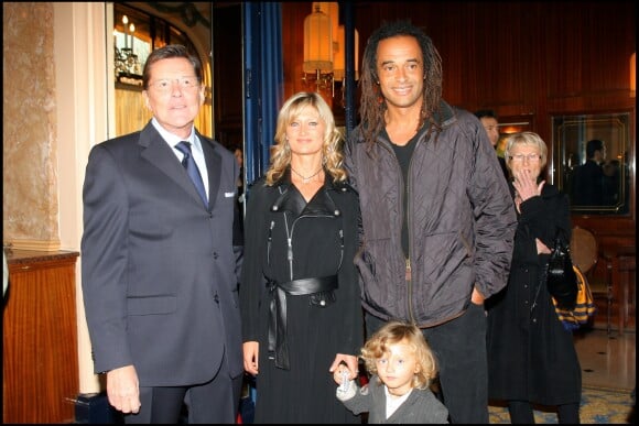Jean-Claude Camus avec sa fille Isabelle, son gendre Yannick Noah et son petit-fils Joalukas - Camus reçoit les insignes de chevalier de la Légion d'honneur, le 12 mars 2007 à Paris.  