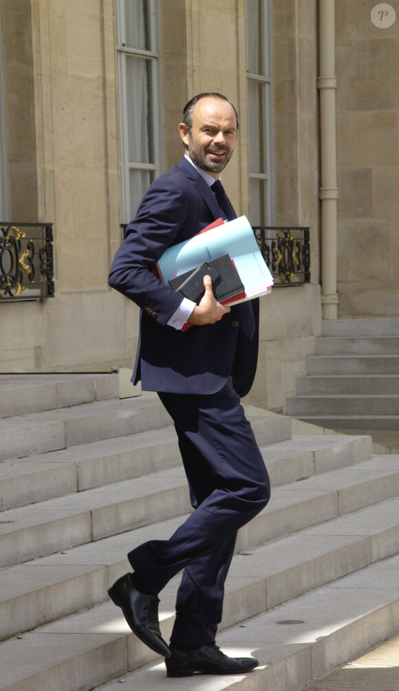 Le premier ministre Edouard Philippe sortant du conseil des ministres au palais de l'Elysée à Paris, le 28 juin 2017. © Yanis Porcher/Bestimage