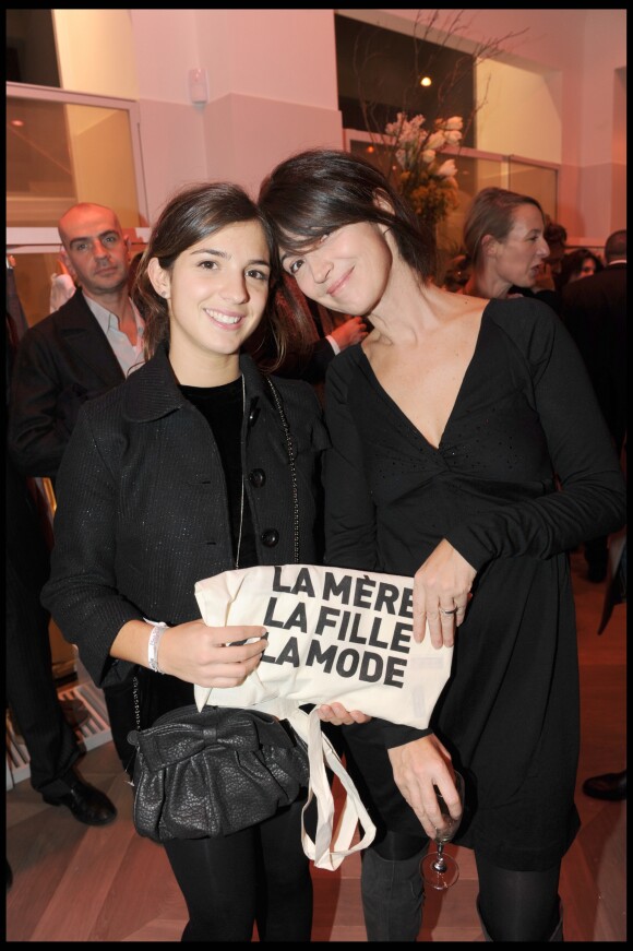 Zabou Breitman et sa fille Anna - Inauguration de la boutique Comptoir des cotonniers à Paris en 2009