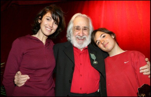 Zabou Breitman, son père Jean-Claude Deret et sa fille fille Anna - Remise des insignes de Chevalier dans l'ordre des arts et des lettres en 2006 à JC Deret