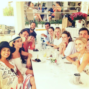 Meghan Markle en vacances avec des amis, dont Misha Nonoo (4e de dr. à g.), à Formentera en août 2016. Photo Instagram Meghan Markle.