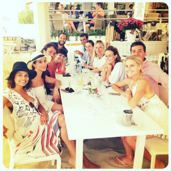 Meghan Markle en vacances avec des amis, dont Misha Nonoo (4e de dr. à g.), à Formentera en août 2016. Photo Instagram Meghan Markle.