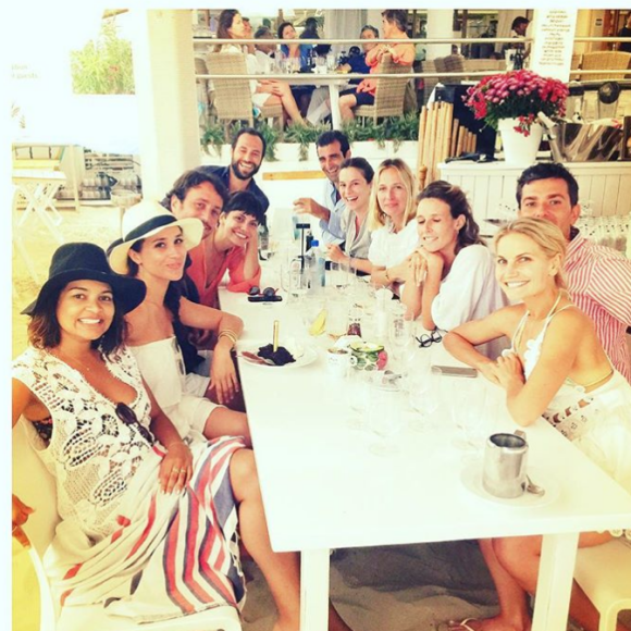 Meghan Markle en vacances avec des amis, dont Misha Nonoo (4e de dr. à g.), à Formentera en août 2016. Photo Instagram Meghan Markle.