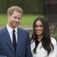  Le prince Harry et Meghan Markle photographiés dans les jardins du palais de Kensington le 27 novembre 2017 après l'annonce de leurs fiançailles. Le couple célébrera son mariage en mai 2018 dans la chapelle St George du château de Windsor. 