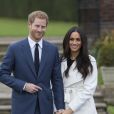  Le prince Harry et Meghan Markle photographiés dans les jardins du palais de Kensington le 27 novembre 2017 après l'annonce de leurs fiançailles. Le couple célébrera son mariage en mai 2018 dans la chapelle St George du château de Windsor. 