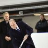 Le prince William, duc de Cambridge, montre ses talents insoupçonnés de hockeyeur lors de sa visite officielle en Finlande le 29 novembre 2017, rencontrant l'association Icehearts à l'occasion d'un match de hockey sur glace caritatif dans une patinoire d'Helsinki.