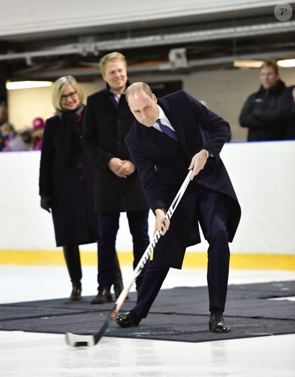Le prince William, duc de Cambridge, montre ses talents insoupçonnés de hockeyeur lors de sa visite officielle en Finlande le 29 novembre 2017, rencontrant l'association Icehearts à l'occasion d'un match de hockey sur glace caritatif dans une patinoire d'Helsinki.