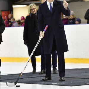 Le prince William, duc de Cambridge, lors de sa visite officielle en Finlande le 29 novembre 2017, rencontrant l'association Icehearts à l'occasion d'un match de hockey sur glace caritatif dans une patinoire d'Helsinki.