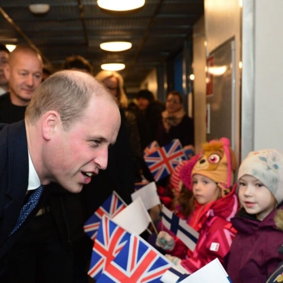 Le prince William, duc de Cambridge, lors de sa visite officielle en Finlande le 29 novembre 2017, rencontrant l'association Icehearts à l'occasion d'un match de hockey sur glace caritatif dans une patinoire d'Helsinki.