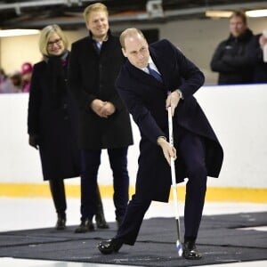 Le prince William, duc de Cambridge, montre ses talents insoupçonnés de hockeyeur lors de sa visite officielle en Finlande le 29 novembre 2017, rencontrant l'association Icehearts à l'occasion d'un match de hockey sur glace caritatif dans une patinoire d'Helsinki.