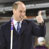 Le prince William, duc de Cambridge, lors de sa visite officielle en Finlande le 29 novembre 2017, rencontrant l'association Icehearts à l'occasion d'un match de hockey sur glace caritatif dans une patinoire d'Helsinki.
