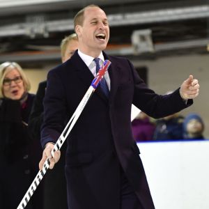 Le prince William, duc de Cambridge, lors de sa visite officielle en Finlande le 29 novembre 2017, rencontrant l'association Icehearts à l'occasion d'un match de hockey sur glace caritatif dans une patinoire d'Helsinki.