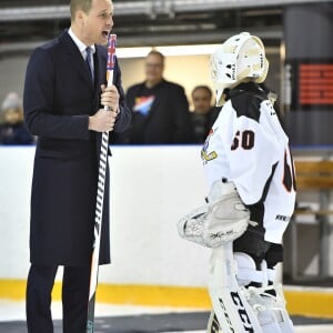 Le prince William, duc de Cambridge, lors de sa visite officielle en Finlande le 29 novembre 2017, rencontrant l'association Icehearts à l'occasion d'un match de hockey sur glace caritatif dans une patinoire d'Helsinki.