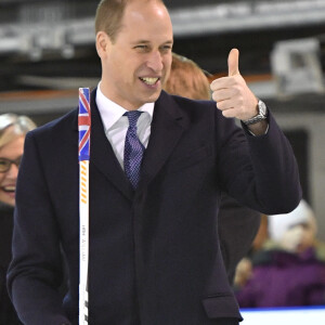 Le prince William, duc de Cambridge, lors de sa visite officielle en Finlande le 29 novembre 2017, rencontrant l'association Icehearts à l'occasion d'un match de hockey sur glace caritatif dans une patinoire d'Helsinki.