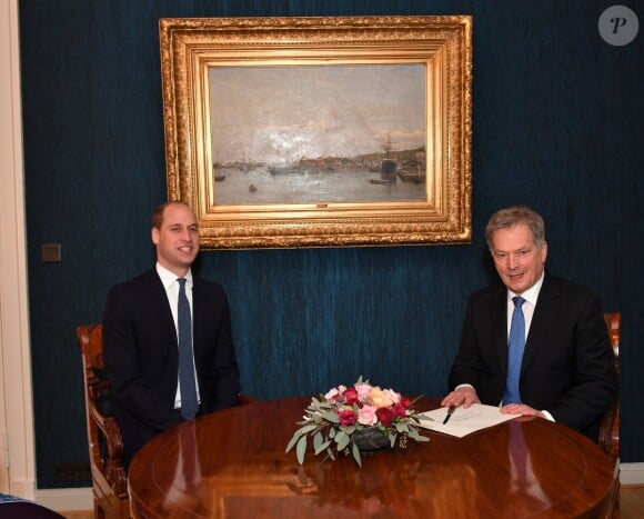 Le prince William, duc de Cambridge, rencontrant le président de la Finlande Sauli Niinisto lors de sa visite officielle en Finlande le 29 novembre 2017 à Helsinki.