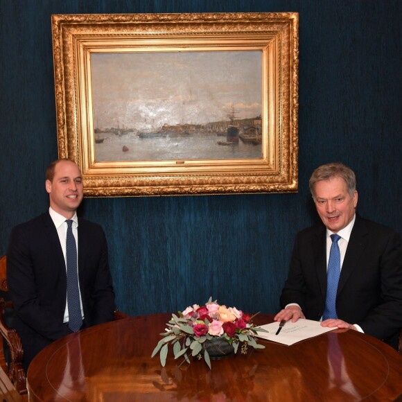 Le prince William, duc de Cambridge, rencontrant le président de la Finlande Sauli Niinisto lors de sa visite officielle en Finlande le 29 novembre 2017 à Helsinki.