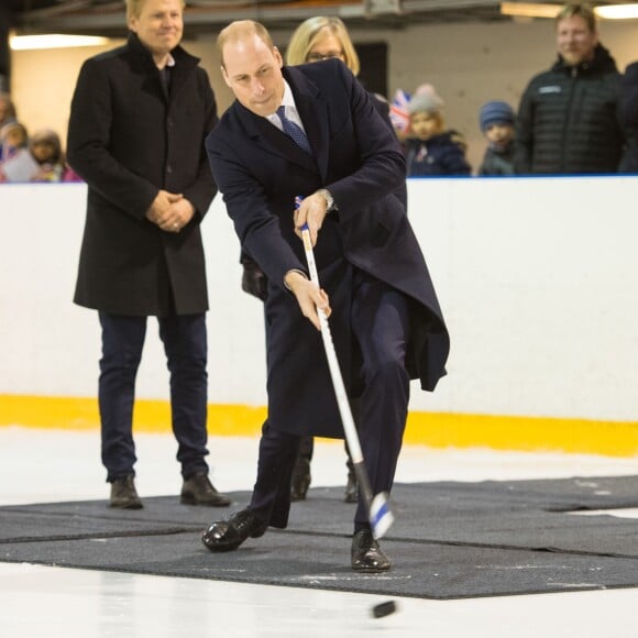 Le prince William, duc de Cambridge, montre ses talents insoupçonnés de hockeyeur lors de sa visite officielle en Finlande le 29 novembre 2017, rencontrant l'association Icehearts à l'occasion d'un match de hockey sur glace caritatif dans une patinoire d'Helsinki.