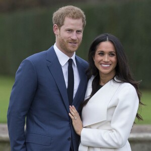 Le prince Harry et Meghan Markle dans les jardins du palais de Kensington le 27 novembre 2017, jour de l'annonce de leurs fiançailles.