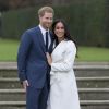 Le prince Harry et Meghan Markle dans les jardins du palais de Kensington le 27 novembre 2017, jour de l'annonce de leurs fiançailles.