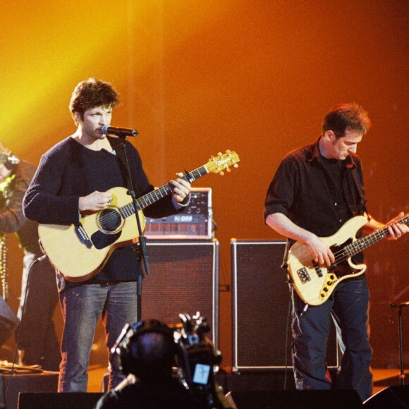 Noir Désir (Serge Teyssot-Gay, Denis Barthe, Bertrand Cantat et Jean-Paul Roy) aux Victoires de la musiques à Paris, le 10 mars 2002.