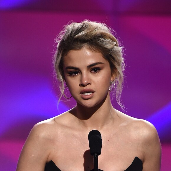 Selena Gomez sur la scène des Billboard Women in Music au Ray Dolby Ballroom à Los Angeles, le 30 novembre 2017