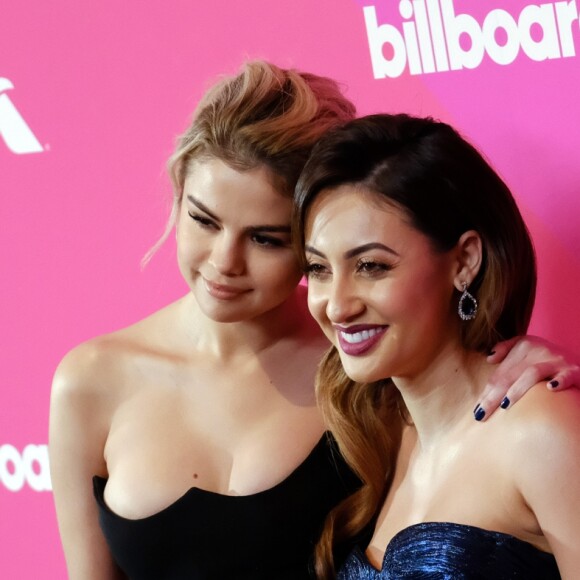 Selena Gomez et Francia Raisa à la soirée Billboard Women In Music Awards "Icon Award" au Ray Dolby Ballroom à Hollywood, le 30 novembre 2017 © Chris Delmas/Bestimage