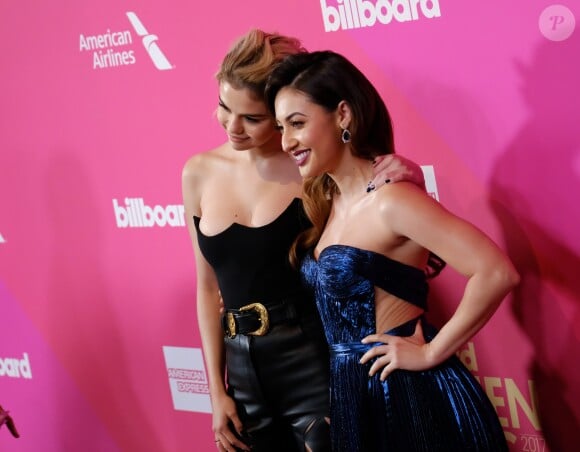 Selena Gomez et Francia Raisa à la soirée Billboard Women In Music Awards "Icon Award" au Ray Dolby Ballroom à Hollywood, le 30 novembre 2017 © Chris Delmas/Bestimage