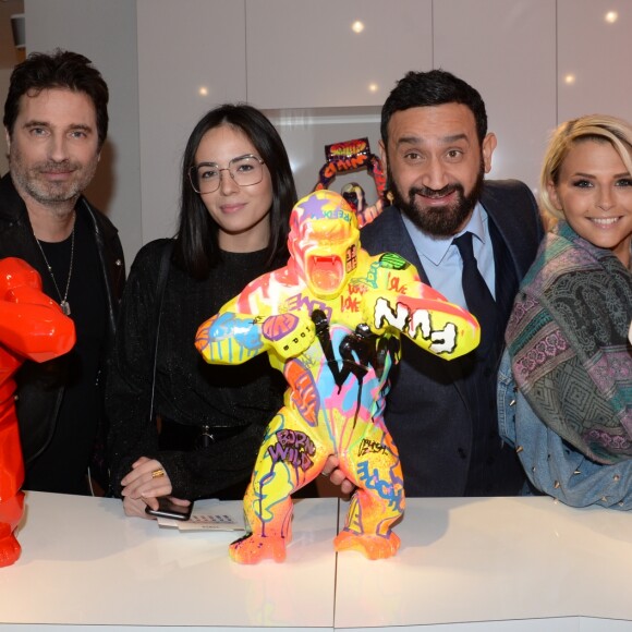 Exclusif - Richard Orlinski, Agathe Auproux, Cyril Hanouna et Kelly Vedovelli - Cocktail d'inauguration de la première galerie Pop Art Concept store entièrement dédié aux oeuvres de Richard Orlinski à Paris, le 23 novembre 2017. © Rachid Bellak/Bestimage